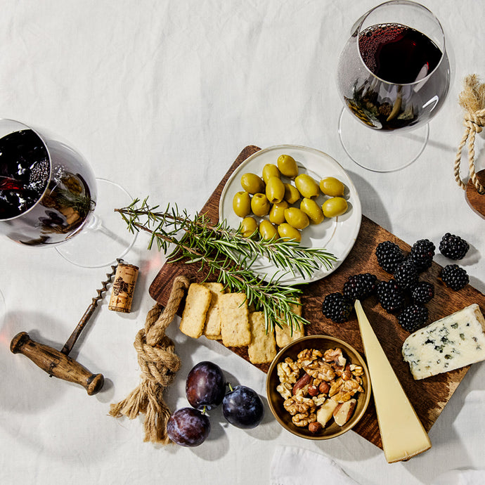 Näin yhdistät viiniä ja ruokaa – katso Viinilehden vinkit viinin valintaan!
